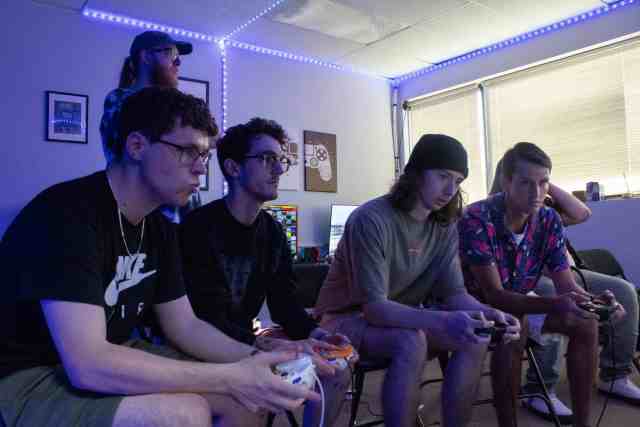 Group smash players